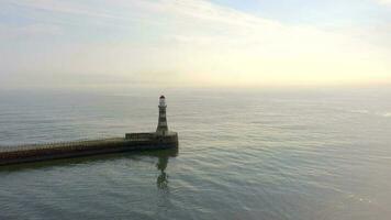 een vuurtoren en pier in de vroeg ochtend- video