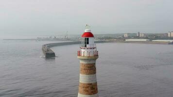 Roker Seebrücke und Leuchtturm im Sunderland beim das Mund von das Hafen video