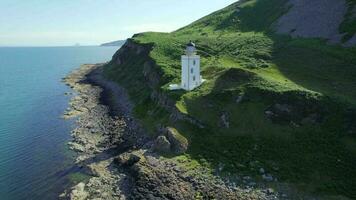 ein schön Platz Leuchtturm auf ein Cliff im das Sommer- video