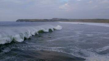 hav vågor få höjd och kraft som de närma sig de Strand video