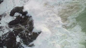 oceaan golven crashen tegen de rotsachtig kusten video