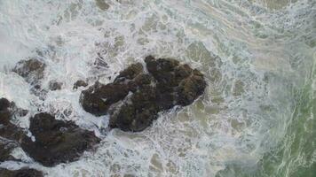 oceano ondas falhando contra a rochoso margens video