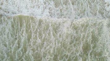 Weiß Wasser erstellt durch Wellen abstürzen auf zu das Strand video