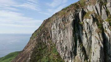 el escocés santo isla con montañoso y costero paisaje video