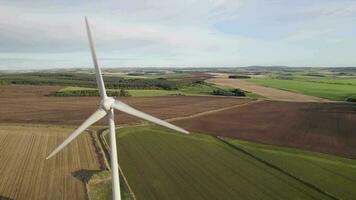 un en tierra viento turbina generando renovable energía video