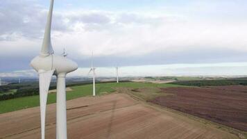 viento turbina generando renovable verde poder en el campo video