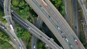 Fahrzeuge Fahren durch ein Mischen Schüssel Austausch Antenne Aussicht video