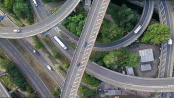 voertuigen het rijden Aan een menging uitwisseling vogel oog antenne visie video