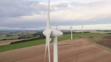 cerca arriba aéreo ver de un viento turbina generando renovable energía video