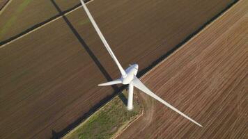 Wind Turbine Erstellen verlängerbar Grün Leistung im das Landschaft video