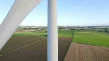 cerca arriba aéreo ver de un viento turbina generando renovable energía video