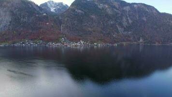 fliegend Über das See gegenüber das Stadt, Dorf von hallstatt im Österreich video