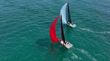 yacht course dans le été aérien vue video