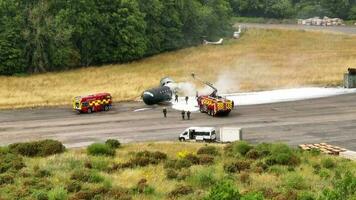 Feuerwehrleute Ausbildung zu angehen ein Feuer von ein Dummy Flugzeug video