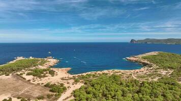 le Ouest côte de Ibiza dans le été aérien vue video