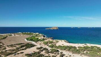 Ibiza turquoise des eaux à cala bassa aérien vue video