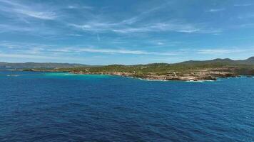 le Ouest côte de Ibiza dans le été aérien vue video