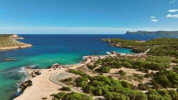 le Ouest côte de Ibiza dans le été aérien vue video