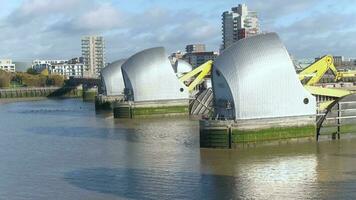 de thames barriär skyddar London från översvämning under hög tidvatten video