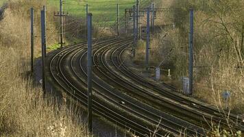 viajante trem e estrada de ferro a infraestrutura dentro a Reino Unido video