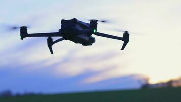 aérien drone terres sur le paume de une main video