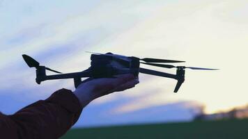la personne a drone prendre de de main lent mouvement video