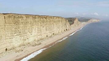 hoch Sandstein Klippen von Westen Bucht entlang das jurassisch Küste von Süd- England video