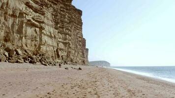 Ouest baie plage le long de le jurassique côte dans Angleterre video