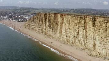 alto arenisca acantilados de Oeste bahía a lo largo el jurásico costa de del Sur Inglaterra video