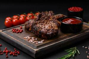 delicioso carne de vaca o Cerdo filete en el hueso A la parrilla con especias y Romero foto