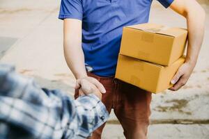 mujer de negocios puesta en marcha empresaria de pequeña empresa sme éxito. mujer independiente que trabaja en casa con entrega de paquetes en línea. concepto de entrega de pymes y embalajes foto