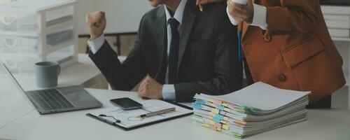 grupo de jóvenes empresarios asiáticos del equipo de negocios creativos compañeros de trabajo en el cargo felices de tener éxito en el trabajo en equipo de la asociación celebrando el logro y el concepto de éxito. foto