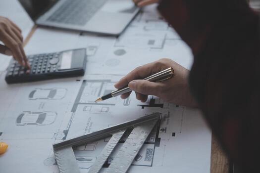 ingeniero de obra de construcción de dos hombres de negocios. objetos de ingeniería en el lugar de trabajo con socios que interactúan en segundo plano foto