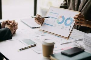 mujer de negocios o contadora que trabaja en inversiones financieras en calculadora, cálculo, análisis de negocios y crecimiento de marketing en gráficos de datos de documentos financieros, contabilidad, concepto económico y comercial. foto