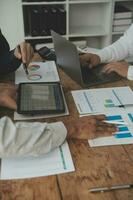 equipo de gente de negocios trabajando juntos en la oficina de la sala de reuniones, gráficos de antecedentes de trabajo en equipo y banner de gráficos, trabajo en equipo exitoso de doble exposición, concepto de planificación empresarial. foto