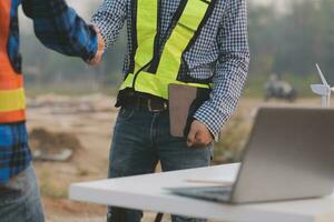 aéreo ver de construcción trabajador en construcción sitio foto