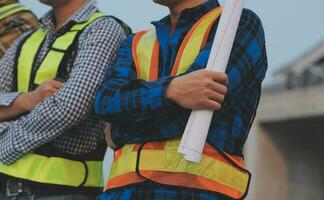 aéreo ver de construcción trabajador en construcción sitio foto