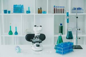 microscopio con laboratorio cristalería, Ciencias laboratorio investigación y desarrollo concepto foto
