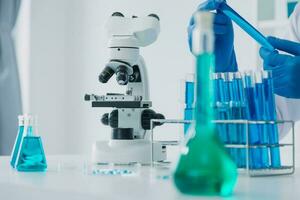 microscopio con laboratorio cristalería, Ciencias laboratorio investigación y desarrollo concepto foto