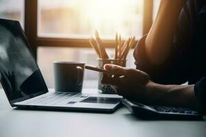 empresario empresario asiático y mujer de negocios discutiendo un nuevo proyecto de negocios en tableta en una reunión moderna en una oficina moderna, concepto casual de negocios asiáticos. foto