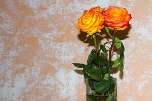 brillante rosas en un florero en el mesa. un ramo de flores de naranja rosas. foto