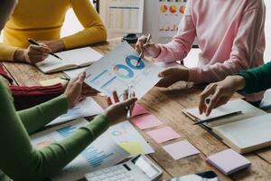 lluvia de ideas colaboración y exitoso camaradería análisis por joven negocio asiático personas trabajando en un oficina espacio de trabajo foto