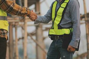 aéreo ver de construcción trabajador en construcción sitio foto