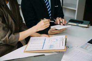 los analistas financieros analizan los informes financieros de negocios en un proyecto de inversión de planificación de tabletas digitales durante una discusión en una reunión de empresas que muestran los resultados de su exitoso trabajo en equipo. foto