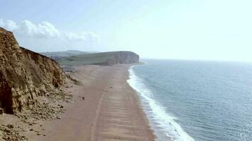 Ouest baie plage le long de le jurassique côte dans Angleterre video