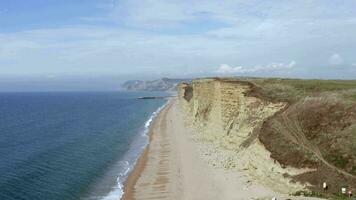 hoch Sandstein Klippen von Westen Bucht entlang das jurassisch Küste von Süd- England video