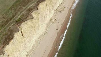 Oeste bahía arenisca acantilados con vista a el mar en Inglaterra video