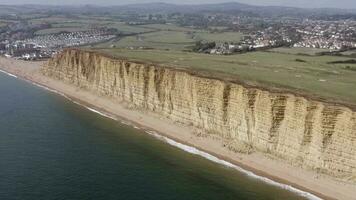 alto arenisca acantilados de Oeste bahía a lo largo el jurásico costa de del Sur Inglaterra video