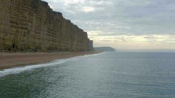 Oeste bahía arenisca acantilados con vista a el mar en Inglaterra video