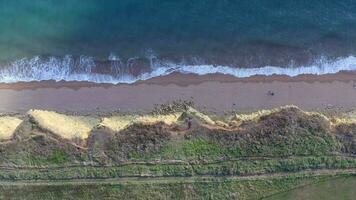 ovest baia arenaria scogliere prospiciente il mare nel Inghilterra video